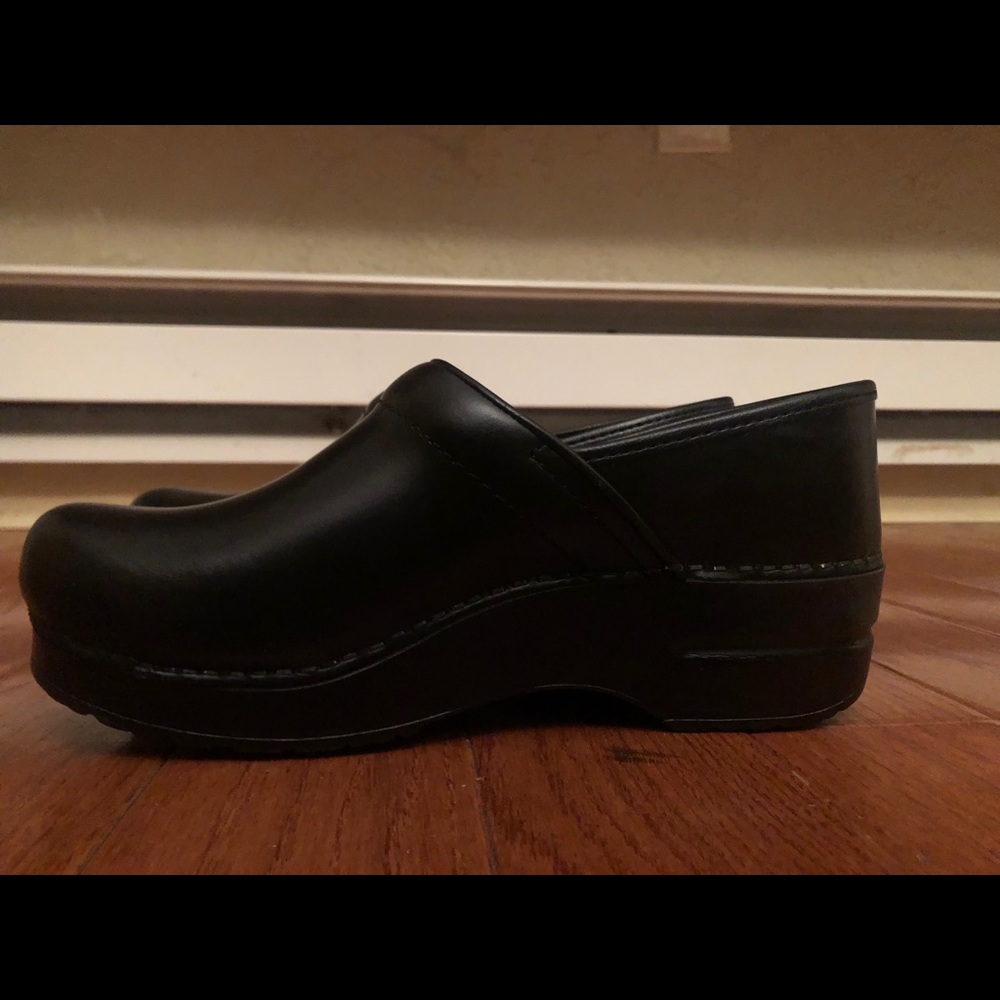 *NEVER WORN* Danskos in professional black cabrio
